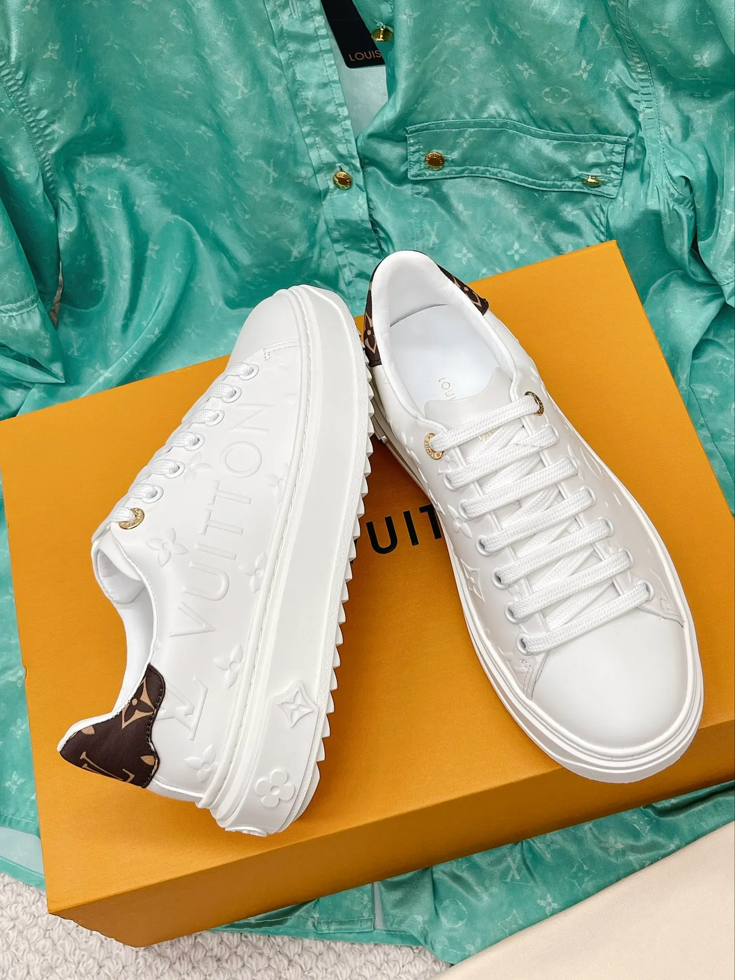 👟👟Ex-factory price 560👟👟 LV (couples model) Donkey brand 2022 new color Latest thick-soled white shoes Three-dimensional embossed technology New color Super good-looking Girly heart bursting with youthful vitality Versatile fashion —————————————————— Fabric: Cowhide Lining: Silk cowhide Outsole: T👟👟Ex-factory price R wear-resistant sole Code number: 35-45